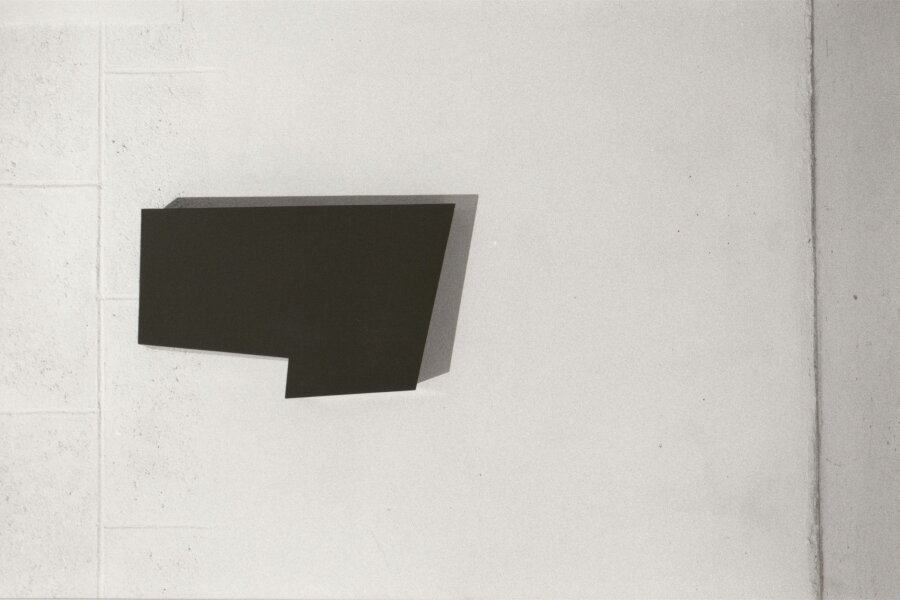 Miloš Cvach, S-4/86, 1986, lakovaná překližka (šedo-modrá), 56x34x9 cm